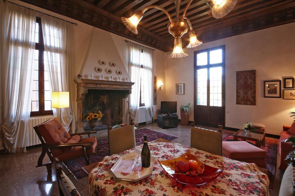 Appartamenti Inside Palazzo Foscarini Venice Exterior photo